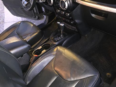 Used 2016 Jeep Wrangler Unlimited Rubicon image 11