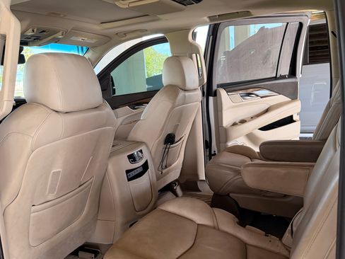 Used 2019 Cadillac Escalade ESV Luxury image 8
