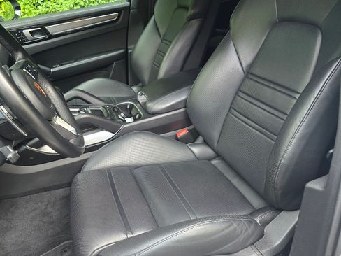 Used 2021 Porsche Cayenne Turbo image 4