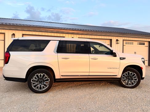 Used 2024 GMC Yukon XL Denali Ultimate AWD/4WD image 5
