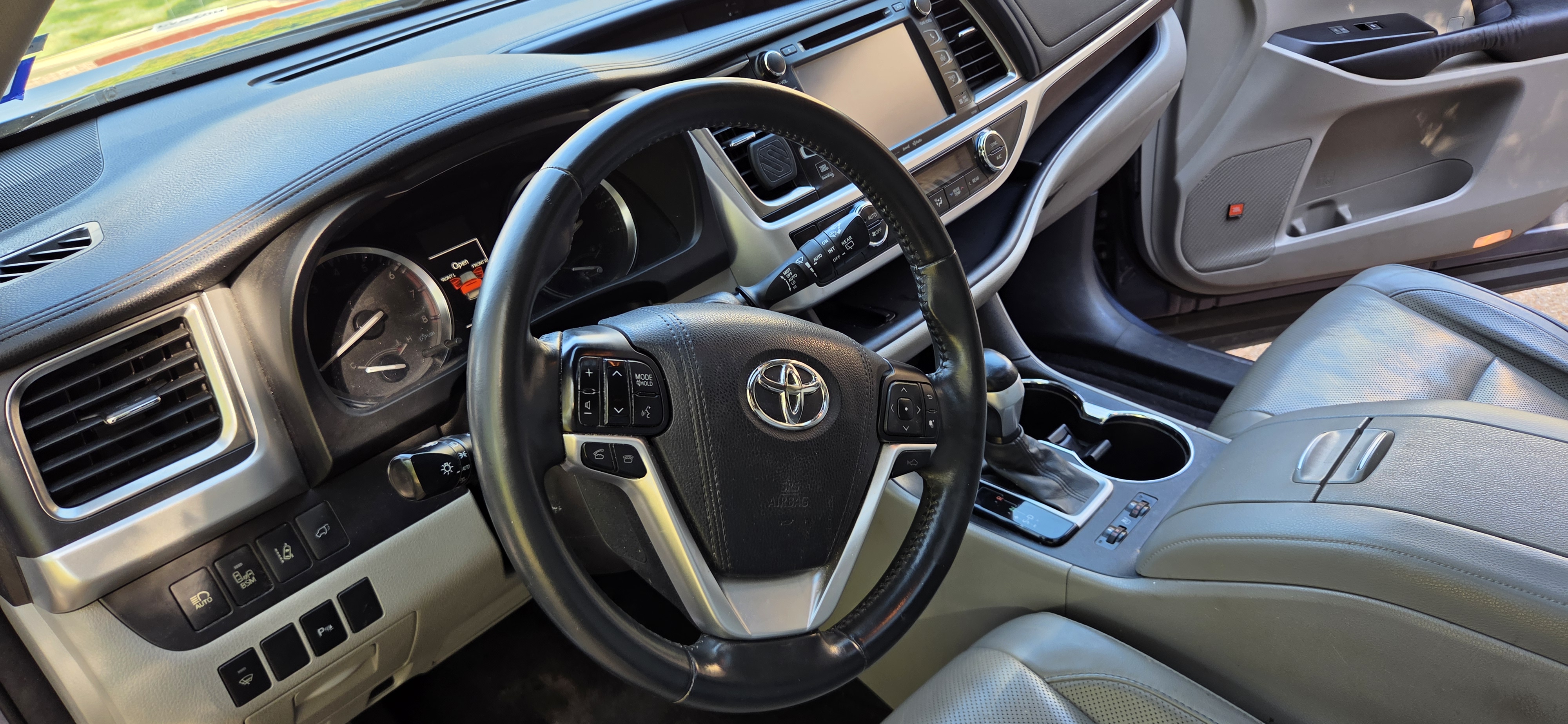 Used 2016 Toyota Highlander Limited w/ Driver Technology Package AWD/4WD image 14