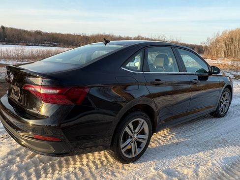 Used 2024 Volkswagen Jetta SE w/ Panoramic Sunroof Package image 5