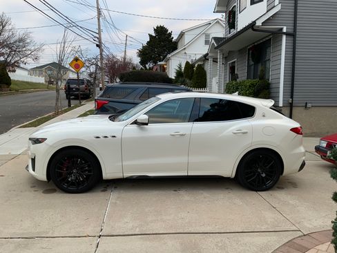 Used 2019 Maserati Levante Trofeo image 2