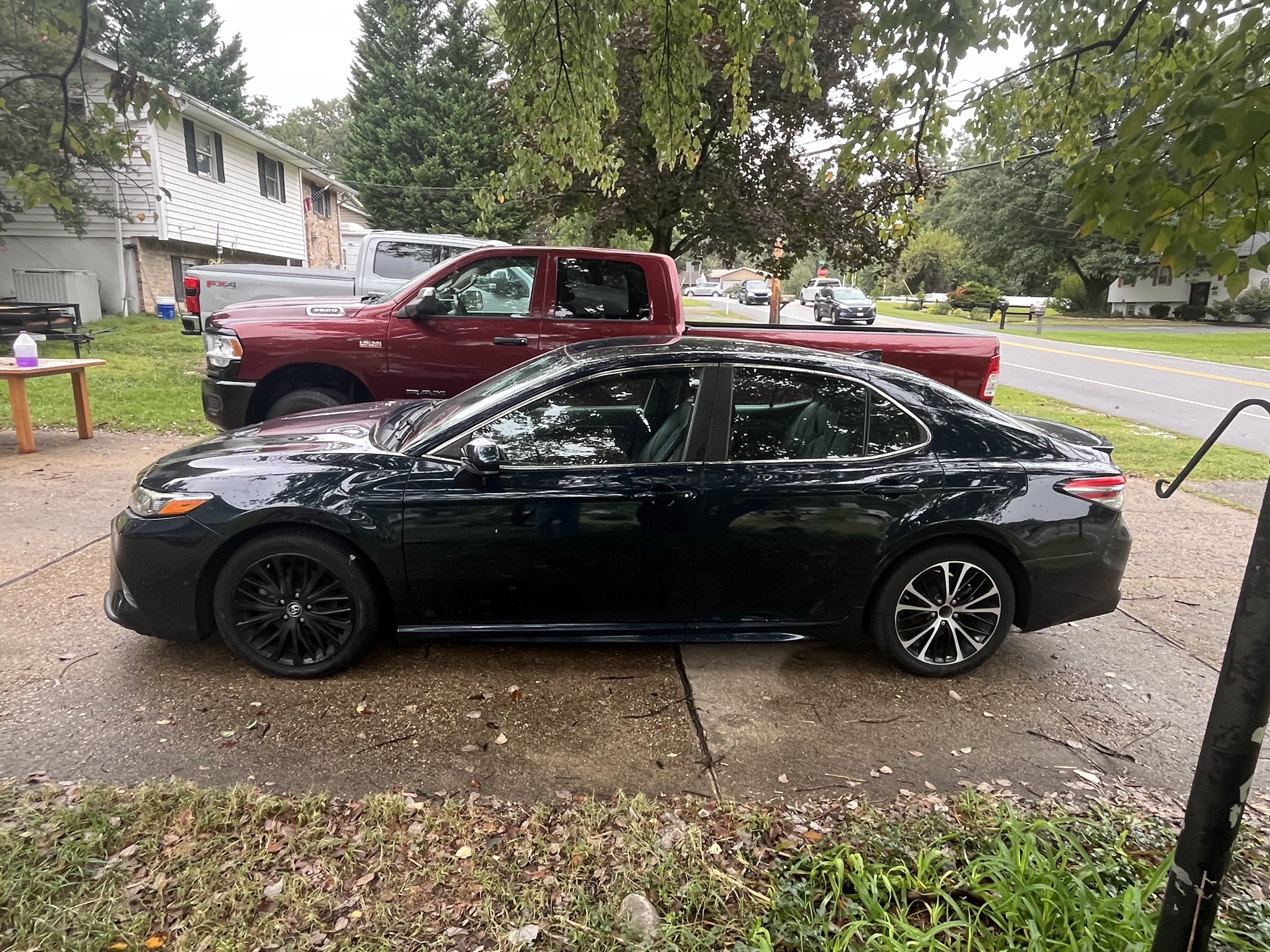 Used 2019 Toyota Camry SE FWD image 2