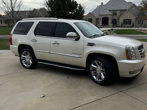 Used 2013 Cadillac Escalade Luxury AWD/4WD image 2