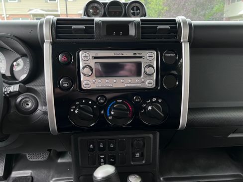 Used 2014 Toyota FJ Cruiser 4WD w/ Upgrade Package image 17