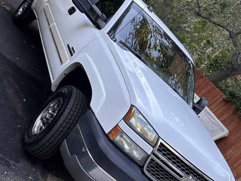 Used 2005 Chevrolet Silverado 2500 LS w/ Heavy-Duty Power Package image 6