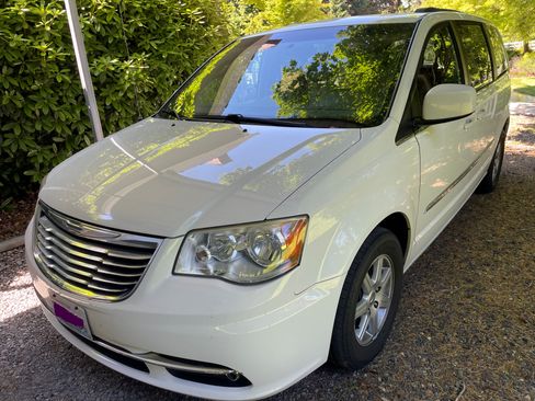 Used 2012 Chrysler Town & Country Touring w/ Entertainment Group #1 FWD image 4