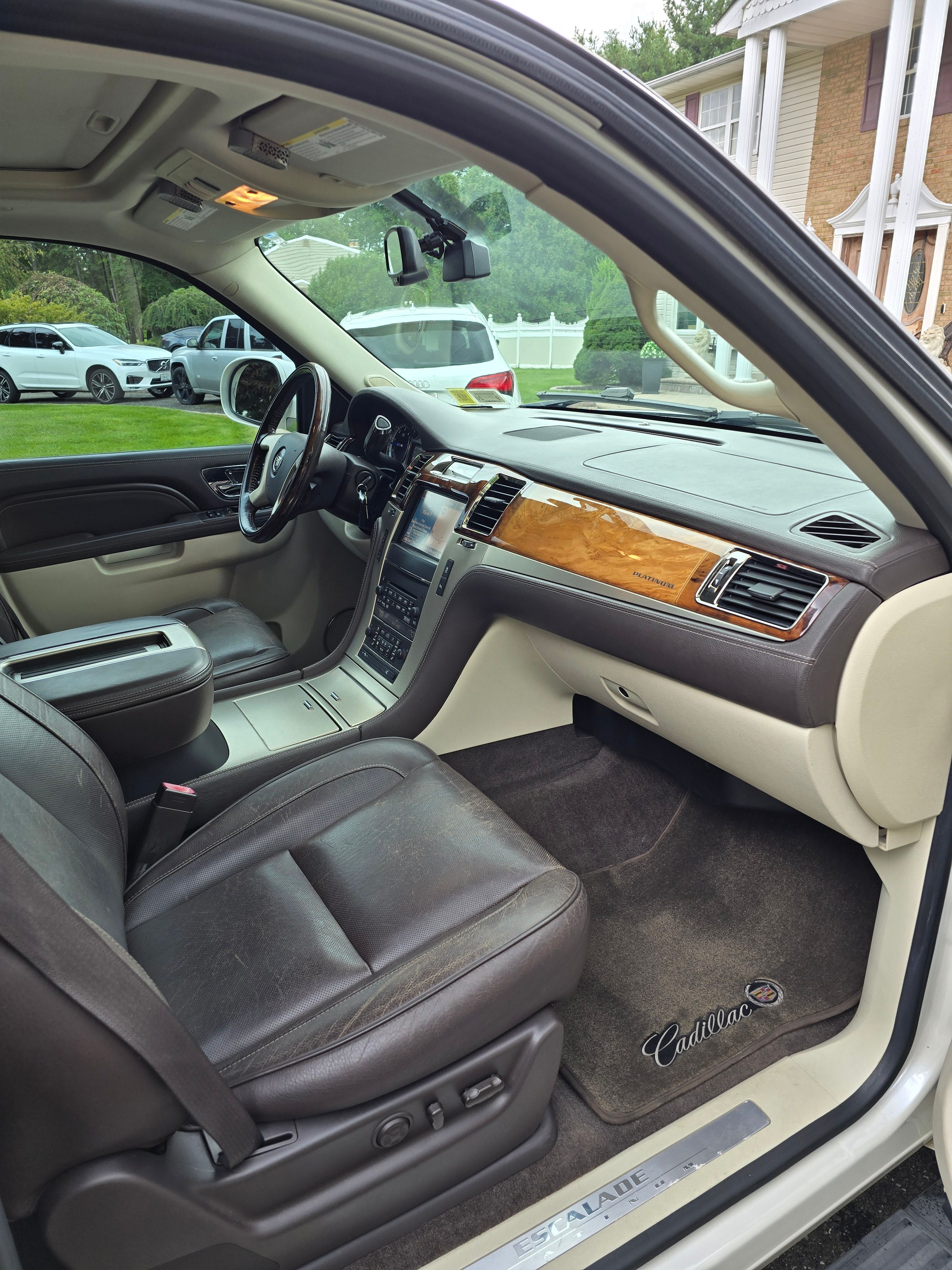 Used 2014 Cadillac Escalade Platinum AWD/4WD image 18