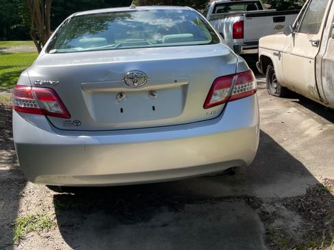 Used 2010 Toyota Camry LE FWD image 5