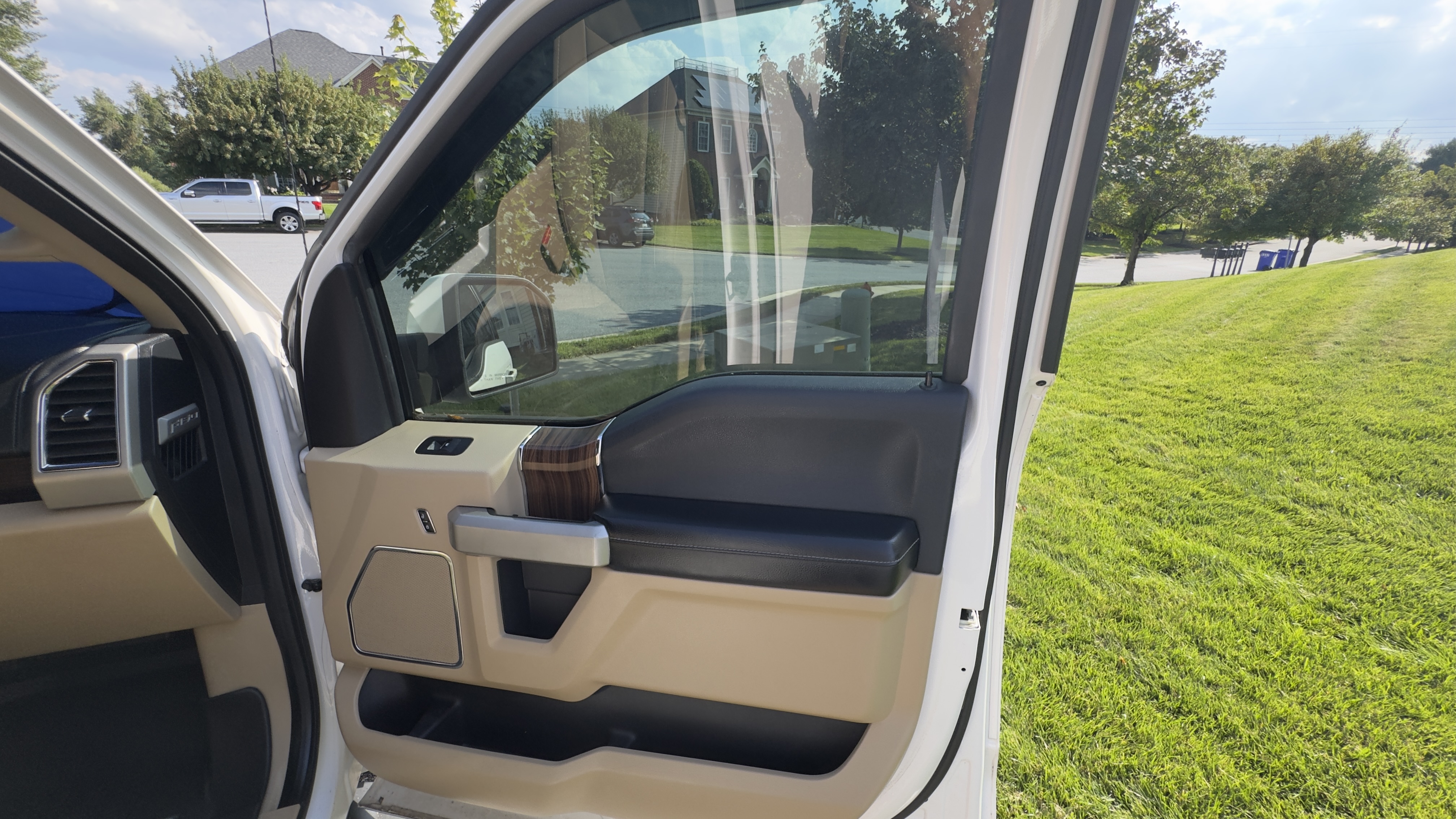 Used 2017 Ford F150 Lariat w/ Equipment Group 502A Luxury AWD/4WD image 15