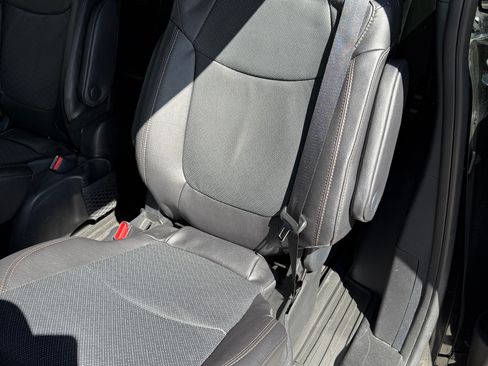Used 2025 Toyota Sienna Limited image 8