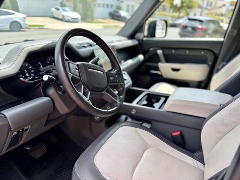 Used 2024 Land Rover Defender 130 X-Dynamic SE AWD/4WD image 4