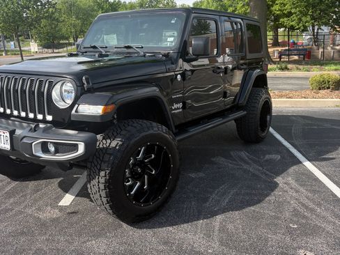 Used 2019 Jeep Wrangler Unlimited Sahara AWD/4WD image 4
