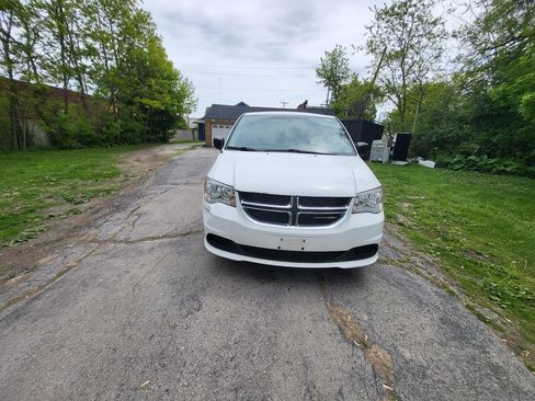 Used 2017 Dodge Grand Caravan SE FWD image 2
