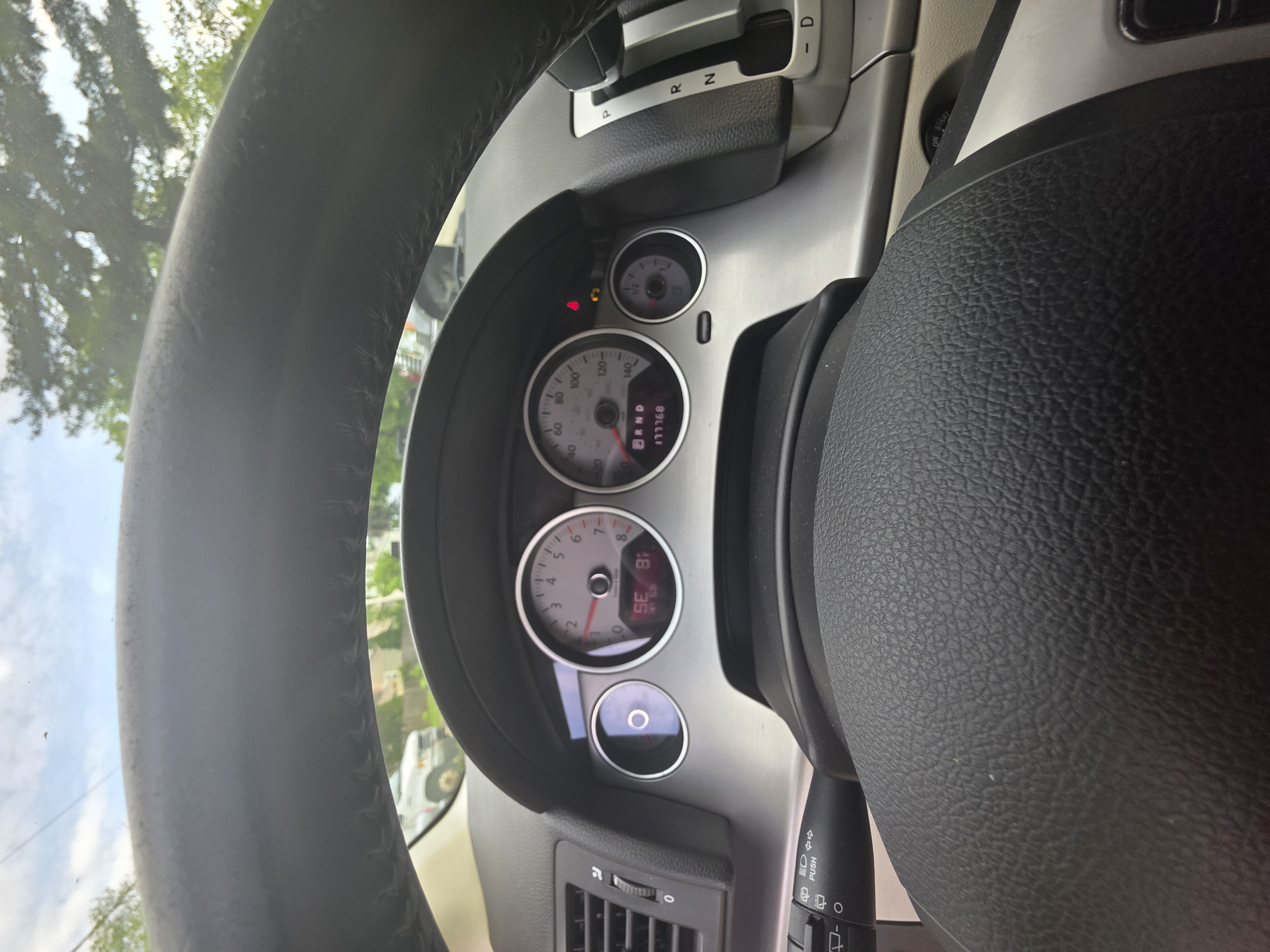 Used 2012 Volkswagen Routan SE FWD image 4