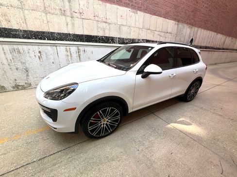 Used 2017 Porsche Cayenne image 1