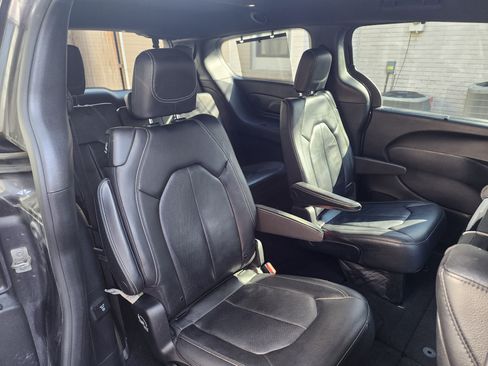 Used 2019 Chrysler Pacifica Touring-L Plus w/ Advanced Safetytec Group image 17