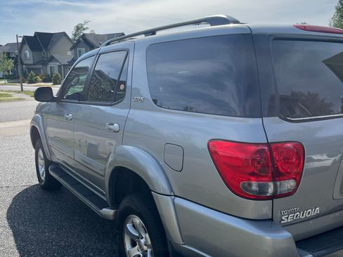 Used 2005 Toyota Sequoia SR5 AWD/4WD image 17