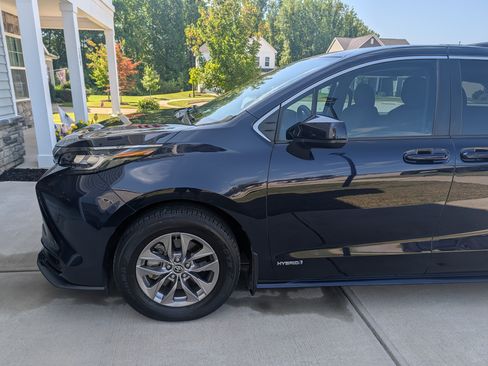 Used 2021 Toyota Sienna LE w/ LE Plus Package AWD/4WD image 5