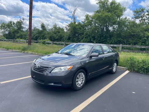 Used 2009 Toyota Camry LE image 1