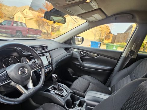 Used 2019 Nissan Rogue SV image 4