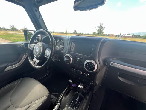 Used 2018 Jeep Wrangler Unlimited Rubicon AWD/4WD image 11