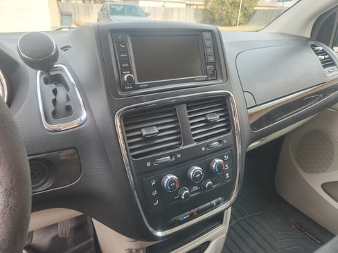 Used 2017 Dodge Grand Caravan SE image 4