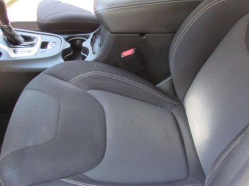 Used 2015 Jeep Cherokee Latitude FWD image 15
