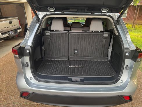 Used 2023 Toyota Highlander LE FWD image 8