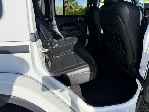 Used 2022 Jeep Wrangler Unlimited Rubicon w/ Xtreme Recon 35" Tire Package image 15