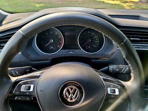 Used 2021 Volkswagen Tiguan SE w/ Panoramic Sunroof Package image 13