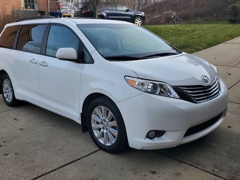 Used 2011 Toyota Sienna XLE image 1