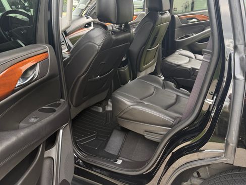 Used 2016 Cadillac Escalade Luxury image 12