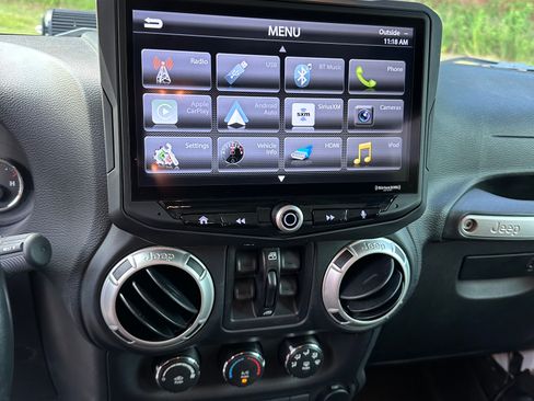 Used 2017 Jeep Wrangler Unlimited Sahara w/ Connectivity Group image 11