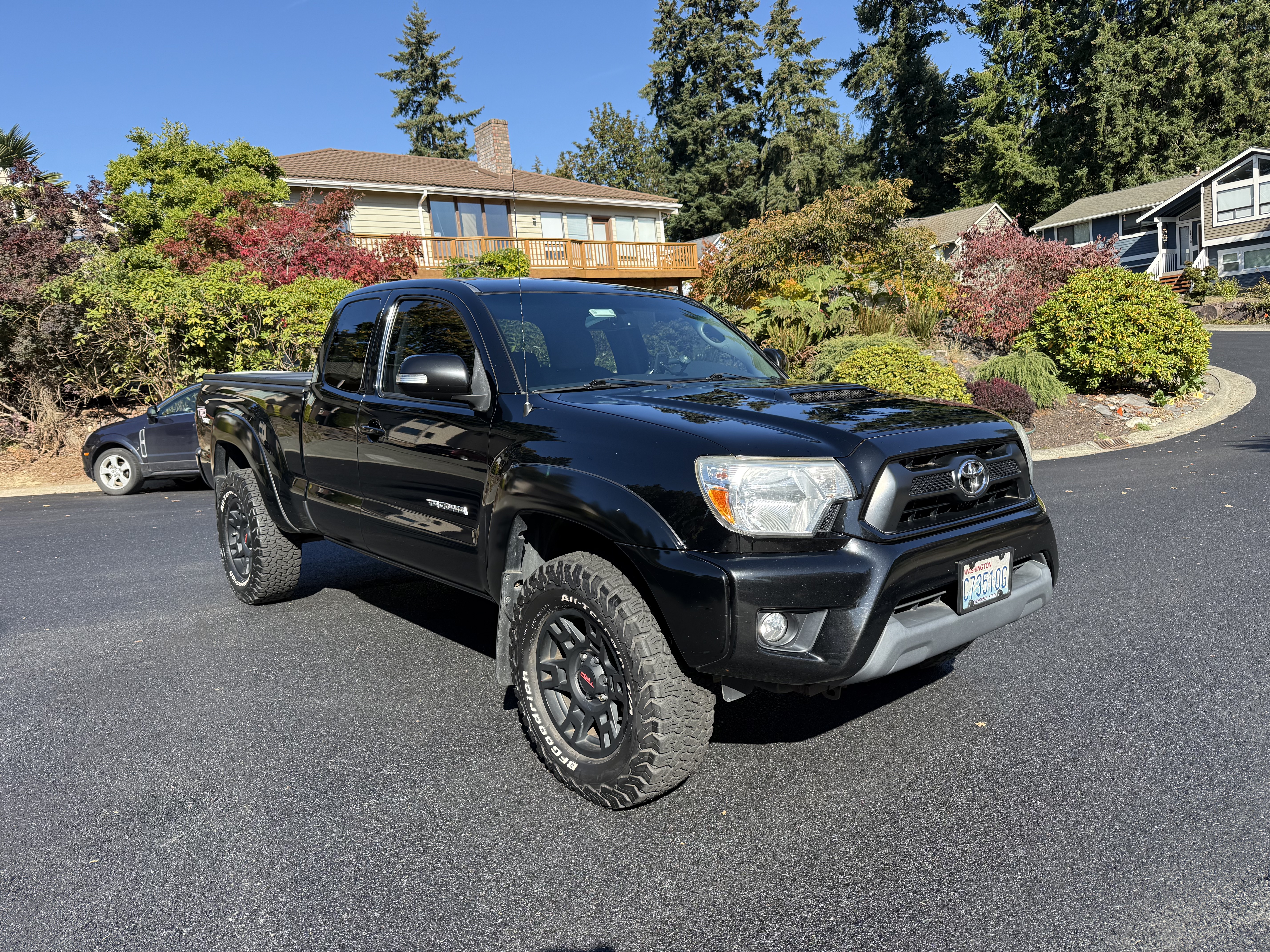 Used 2013 Toyota Tacoma 4x4 Access Cab V6 w/ TRD Sport Pkg image 2