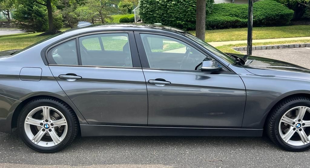 Used 2013 BMW 328i xDrive Sedan AWD/4WD image 2
