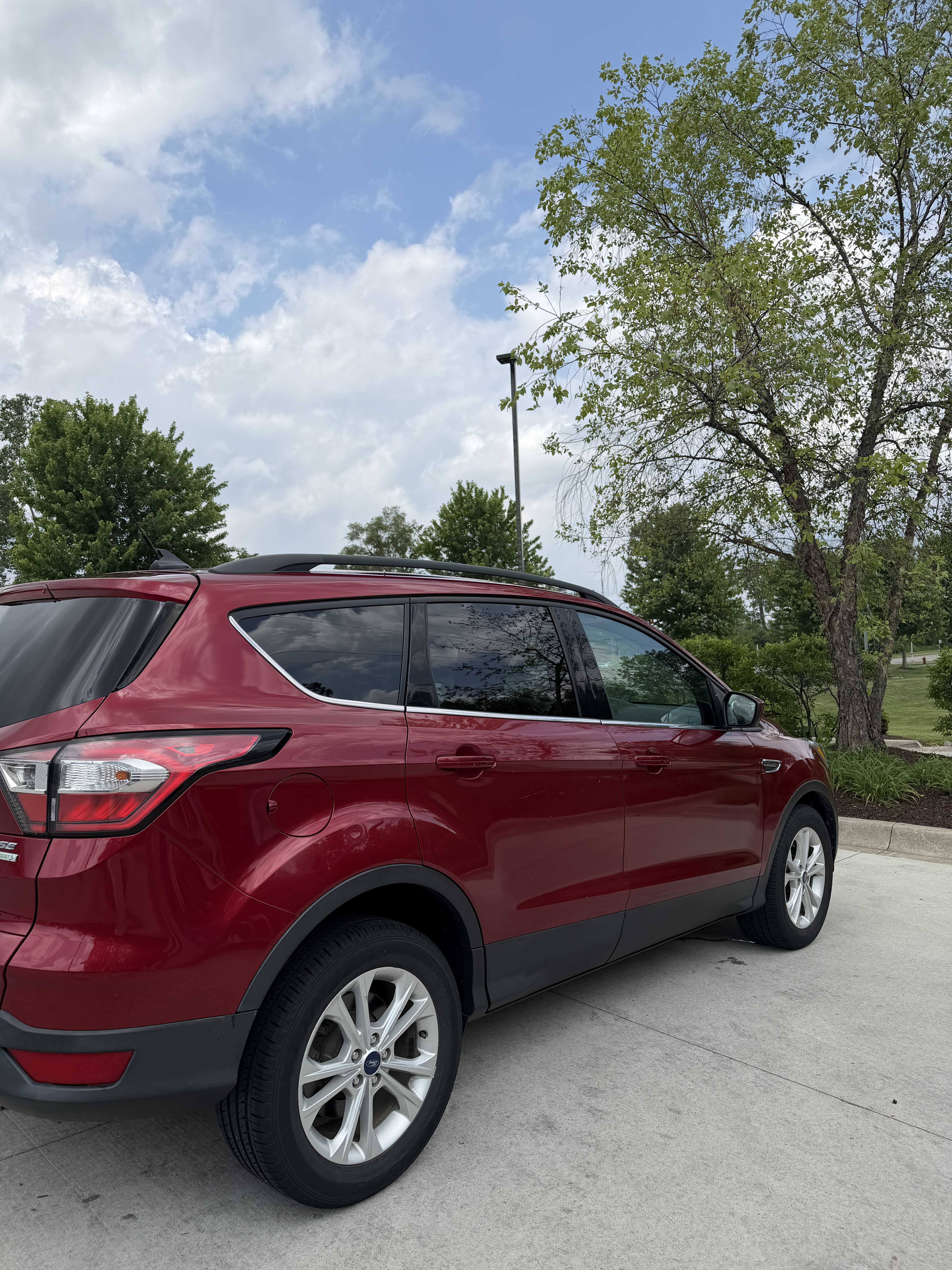 Used 2018 Ford Escape SE w/ Ford Safe & Smart Package AWD/4WD image 2