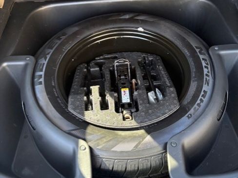 Used 2019 Jeep Grand Cherokee Laredo image 12