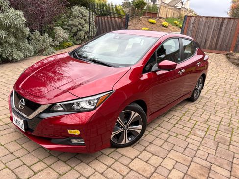 Used 2020 Nissan Leaf SV w/ SV Technology Package image 2