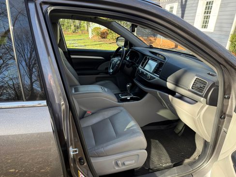 Used 2017 Toyota Highlander XLE image 17