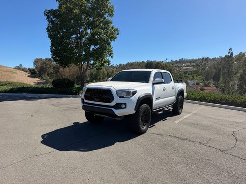 Used 2021 Toyota Tacoma TRD Off-Road w/ Technology Package AWD/4WD image 11