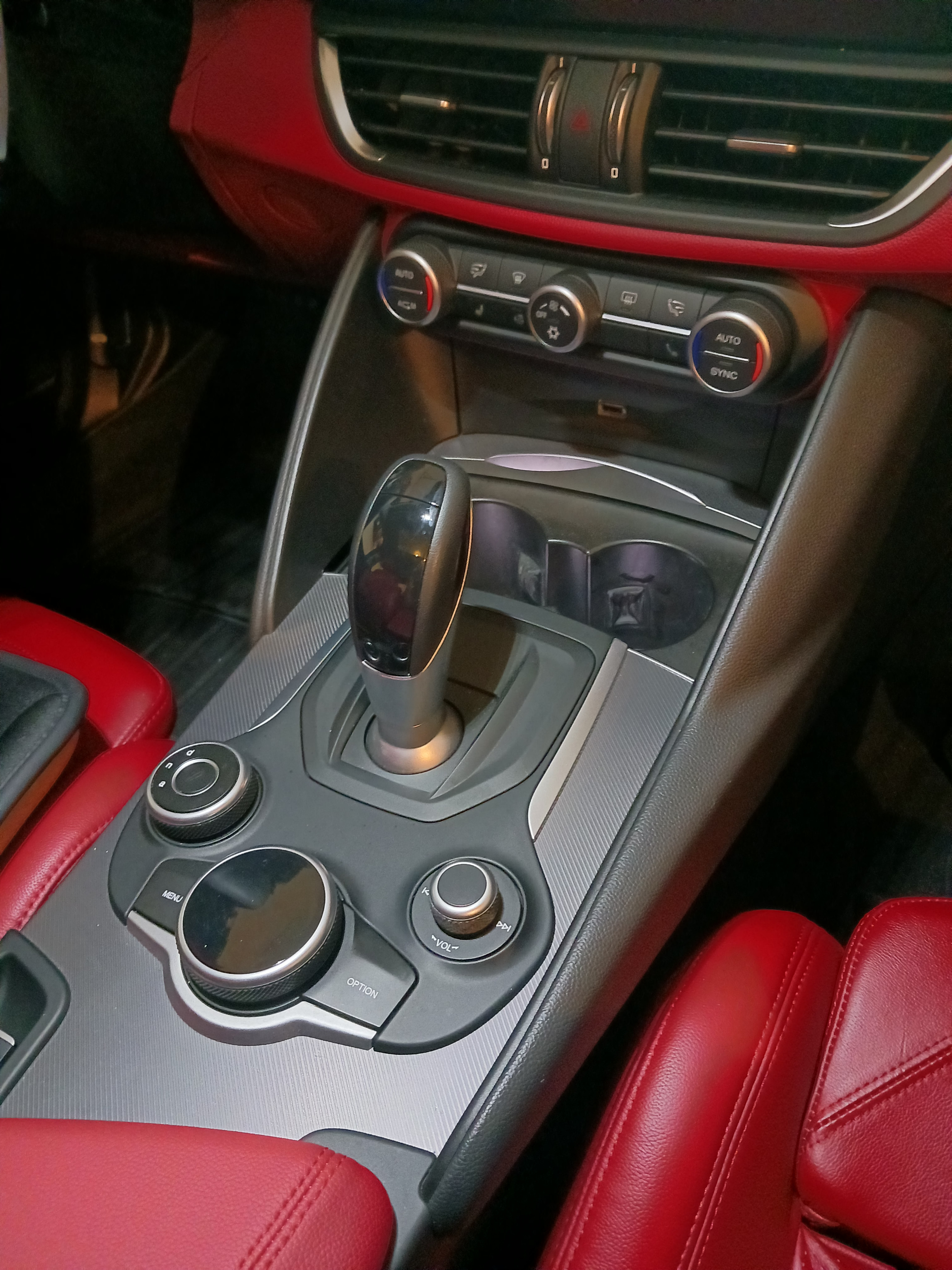Used 2017 Alfa Romeo Giulia Ti w/ TI 19" Sport Package AWD/4WD image 23