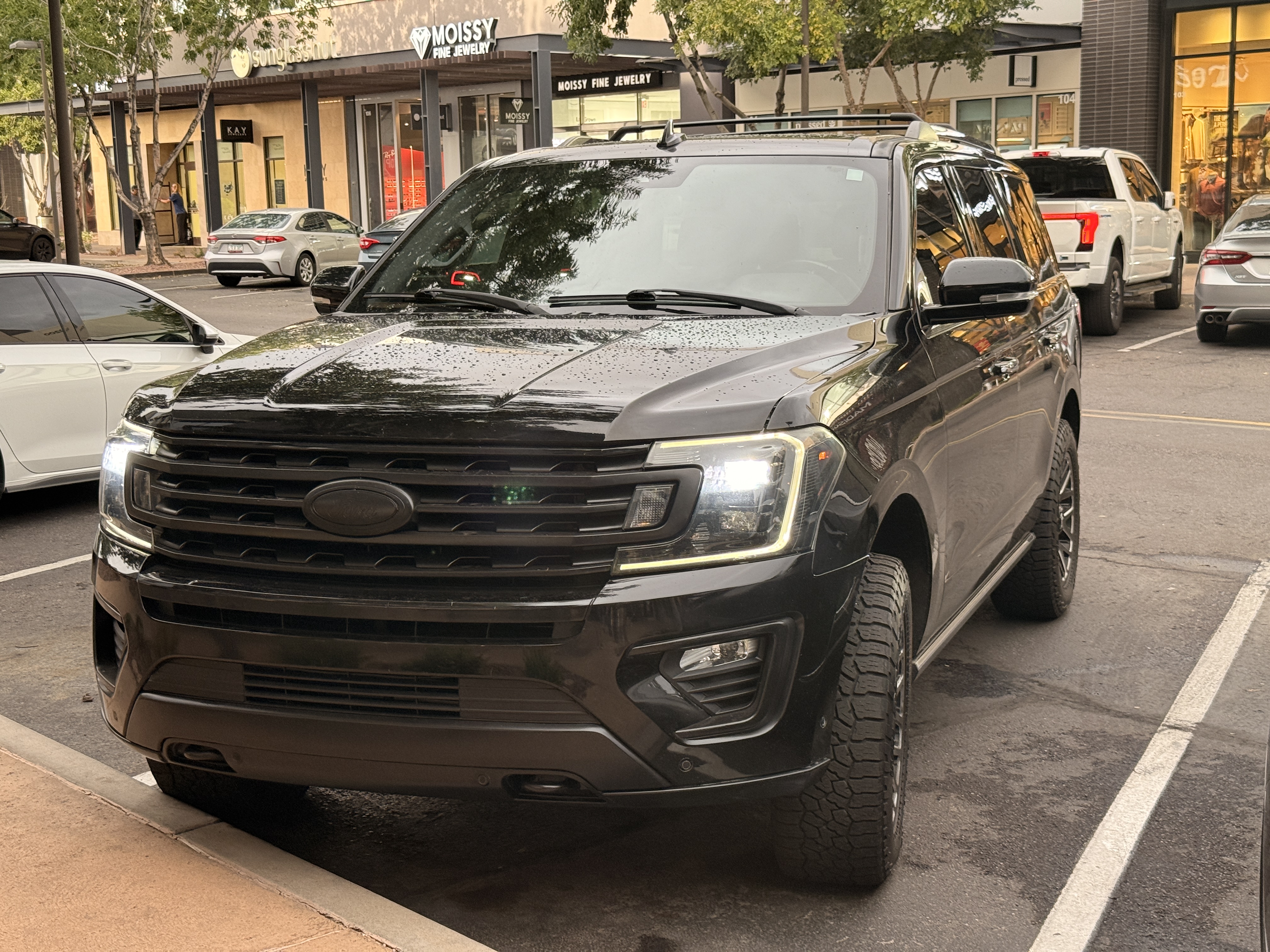 Used 2018 Ford Expedition Limited w/ Equipment Group 301A AWD/4WD image 17