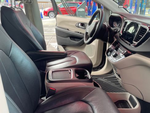 Used 2022 Chrysler Pacifica Touring-L image 8