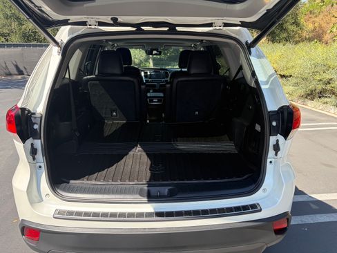 Used 2019 Toyota Highlander XLE AWD/4WD image 16