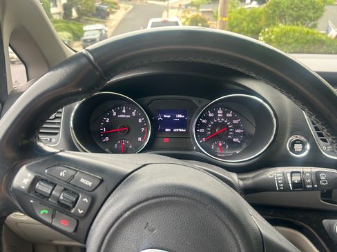 Used 2017 Kia Sedona LX w/ LX Essentials Premium Package image 8