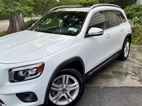 Used 2021 Mercedes-Benz GLB 250 4MATIC w/ Premium Package image 16