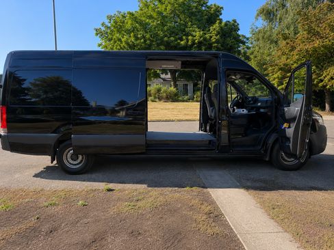 Used 2022 Mercedes-Benz Sprinter 3500 image 2