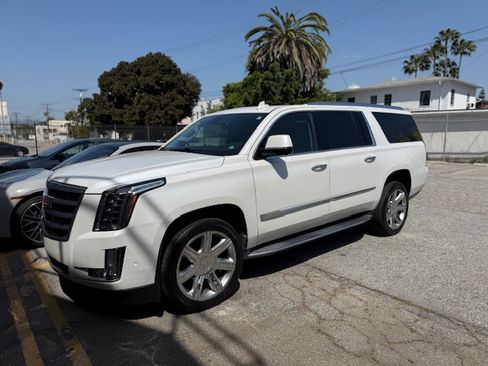 Used 2020 Cadillac Escalade ESV Luxury image 1